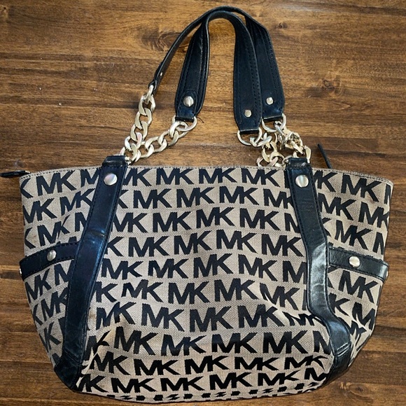 Beautiful pre-owned Michael Kors purse 👜 - Picture 3 of 5